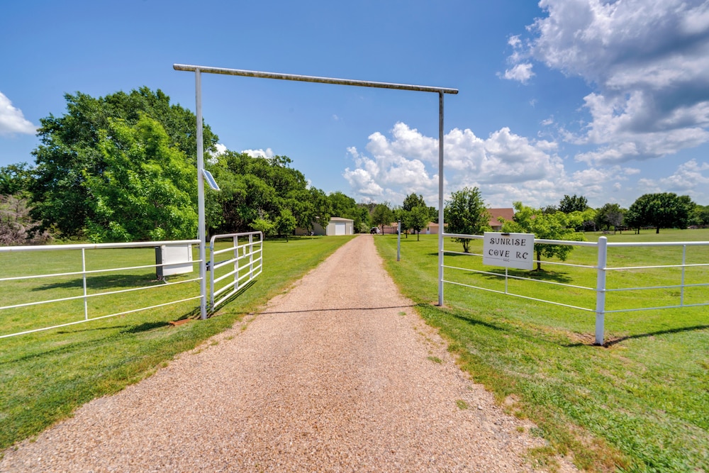 Sunrise Cove RC Llc: Lakefront Home w/ 2 Casitas!