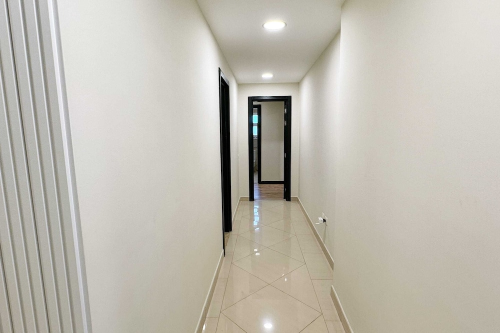 Calm & Classy 2BR - 5 min to Airport