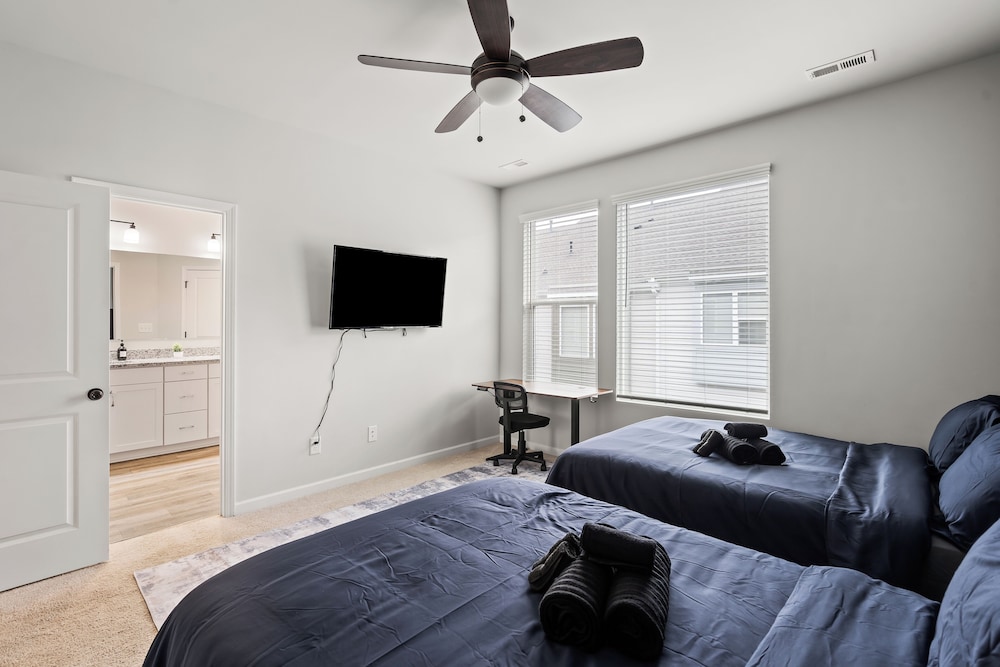 King 3BR Townhouse in Camp North End