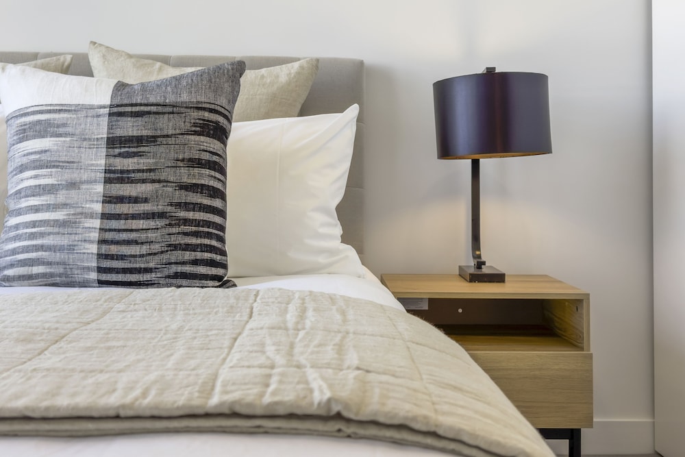 Modern tranquility in the city - Image 1