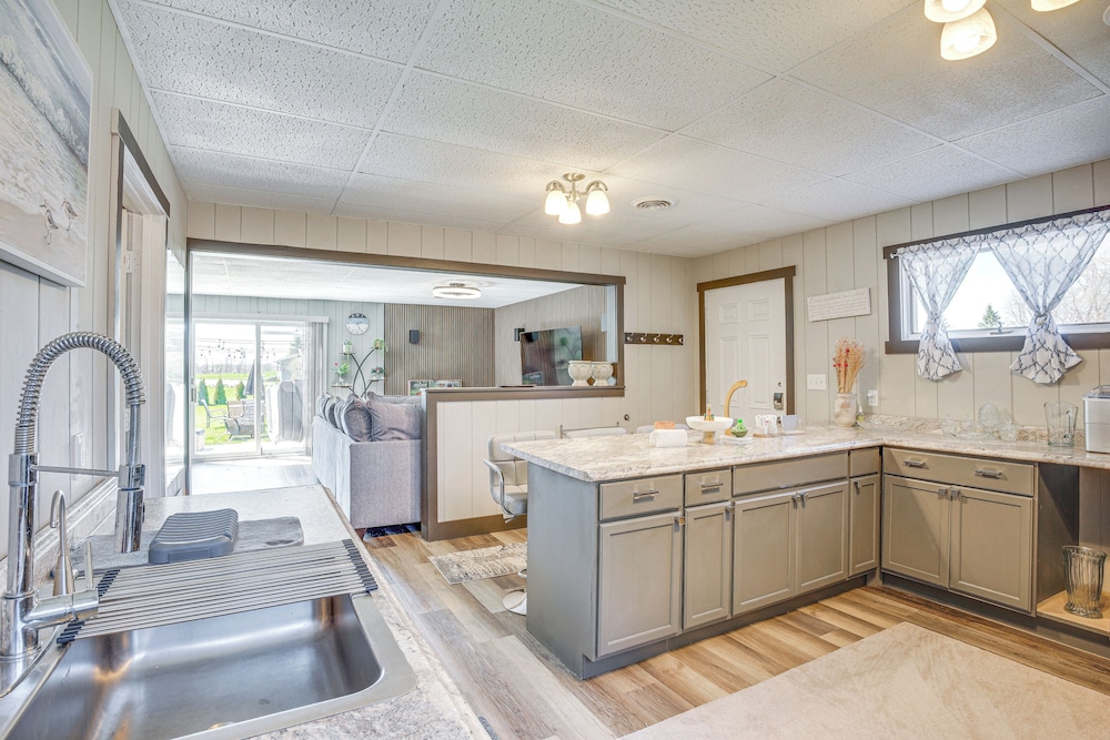 9 Mi to Shore: Home w/ Hot Tub in Howards Grove!