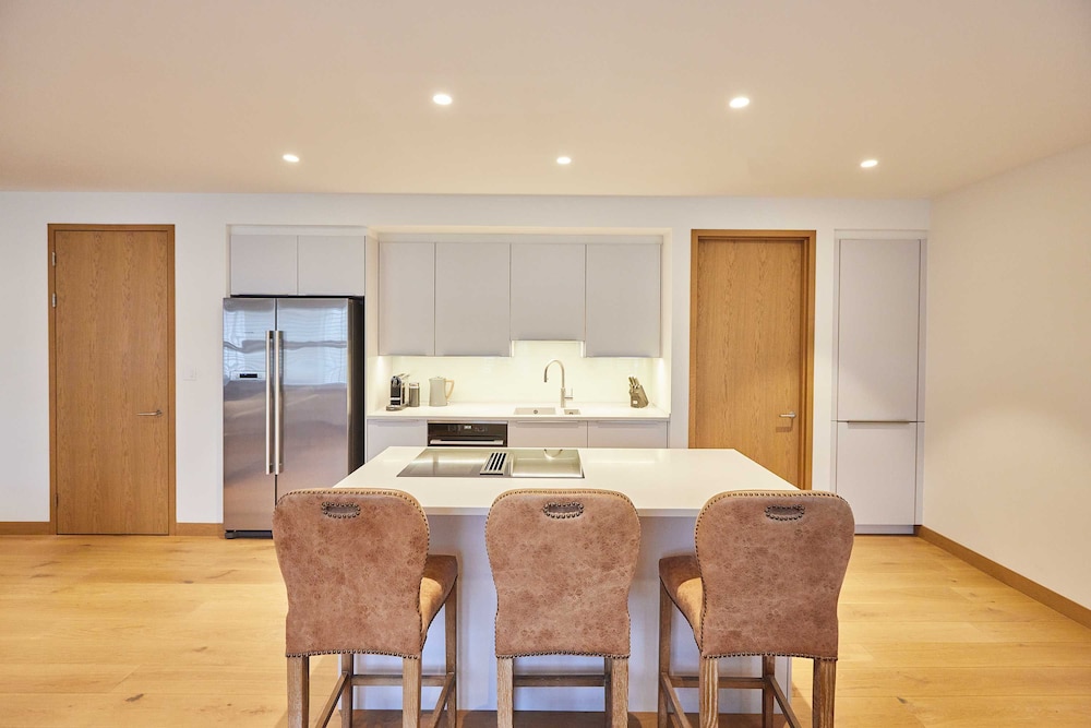 Host Stay Thames Apartment