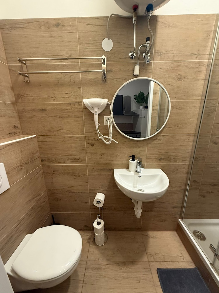 Chic 1BR Apt Walk to Vienna Sights