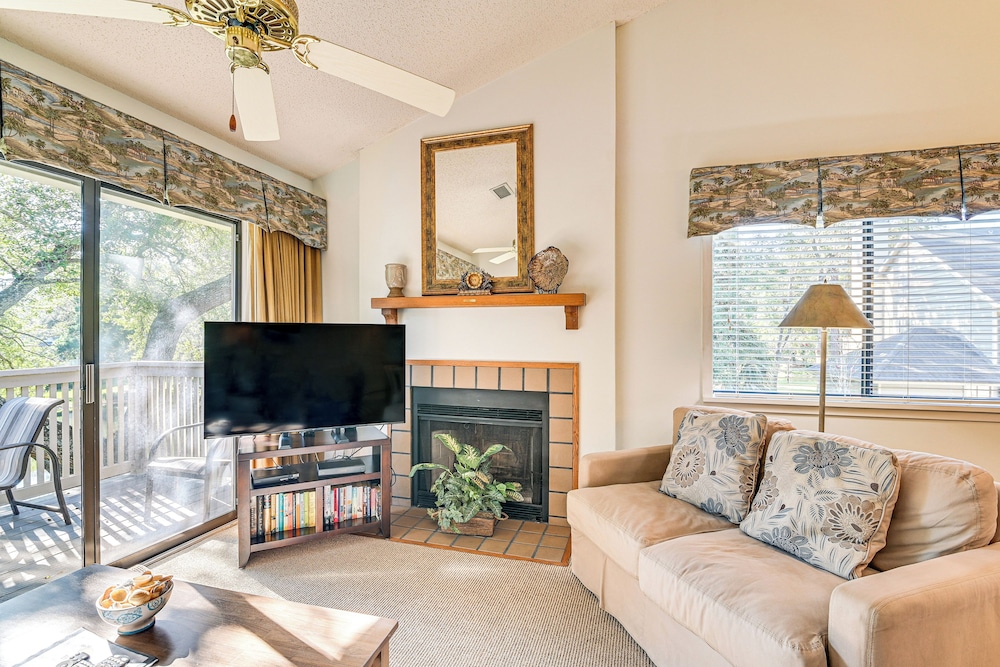 Unwind Poolside & Walk to Ocean! Myrtle Beach Unit