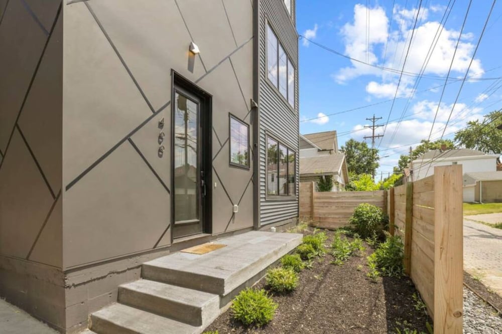 Work Of Art -3 Bedroom Elegant Townhome-columbus