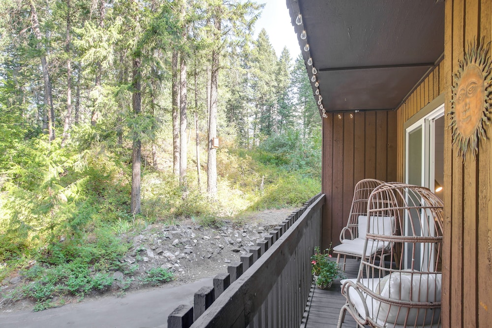 Twin Lakes Retreat: Lake, Pool & Golf Access!