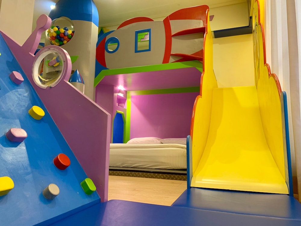 Fun Holiday Hostel