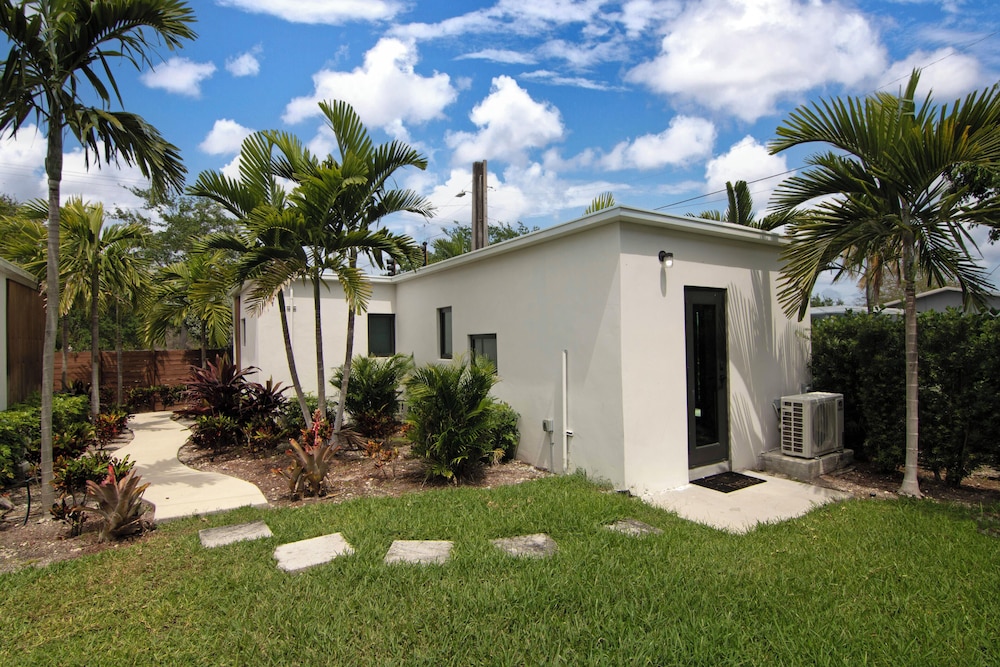 5BR Sleeps 14 w/ In-law Suite & Bbq!
