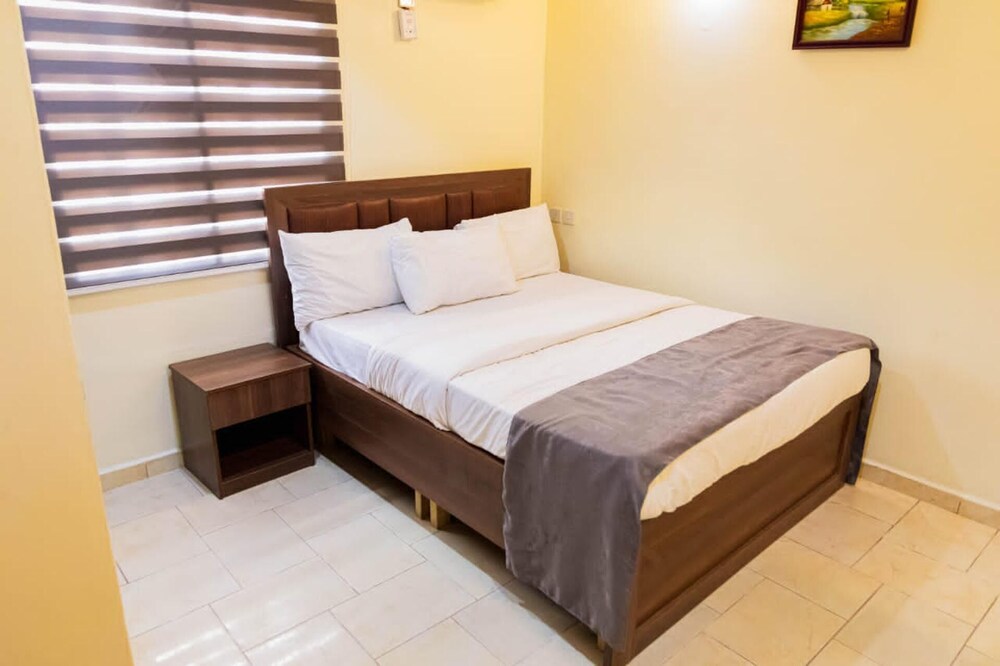 Captivating 3-bed Apartment in Lagos view 3