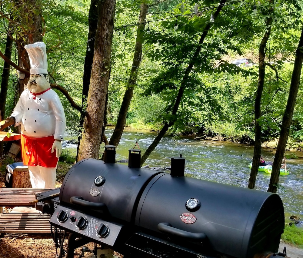 Bear Creek Lodge and Cabins in Helen Ga - Pet Friendly, River on Property, Walking Distance to downtown Helen