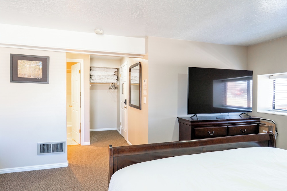 Road Creek Inn