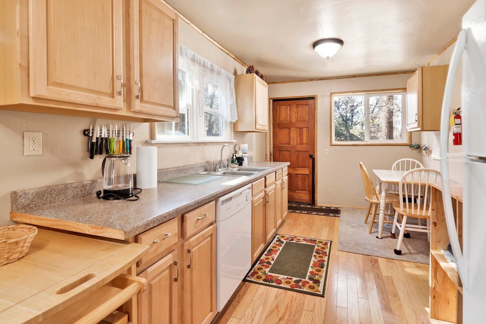 Cute and Cozy Cottage #2522