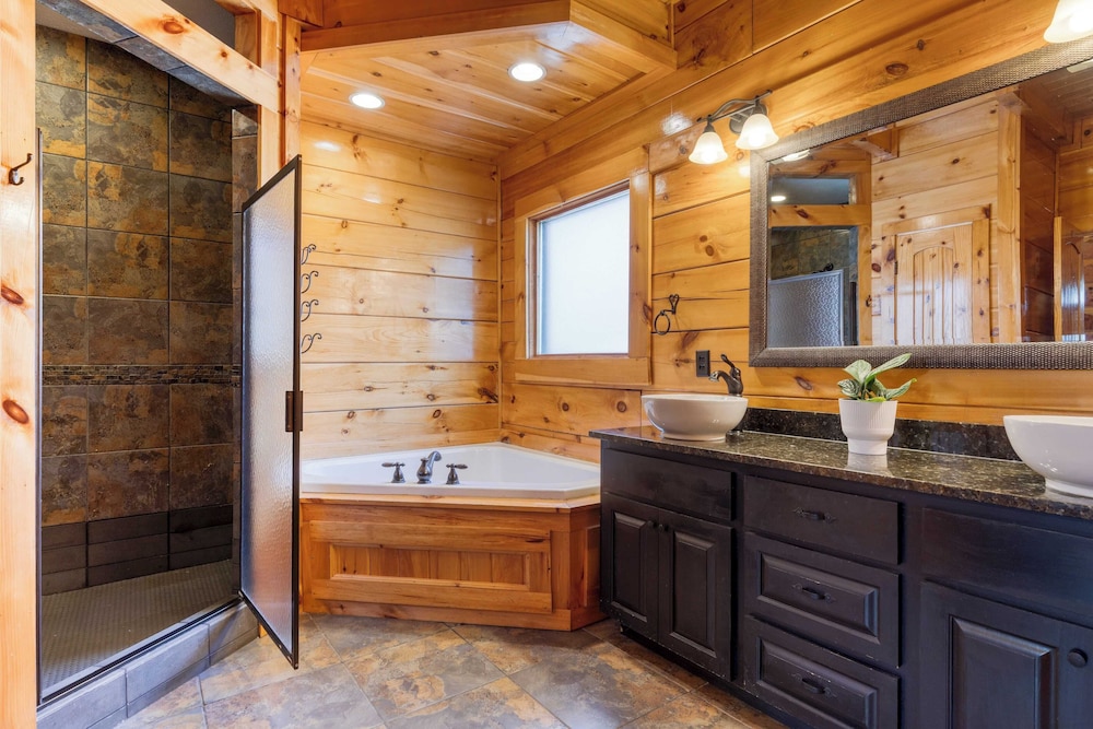 Luxury Cabin Sleeps 19 Game Room, Hot Tub Dollywood Alpine Mountain Lodge