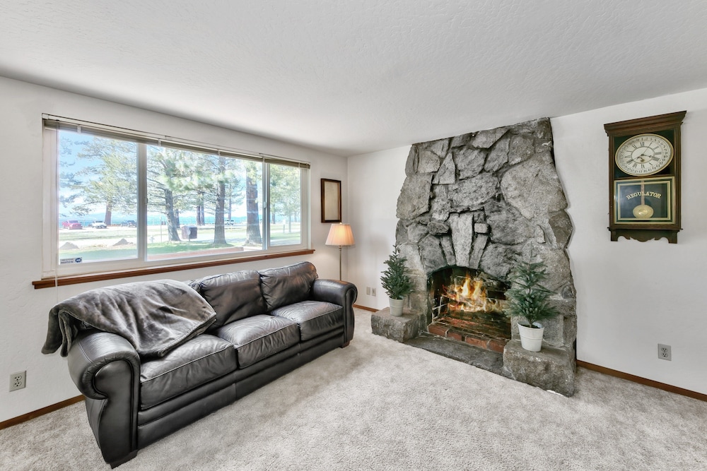 853p Lakeside Beach 4 Bedroom Home