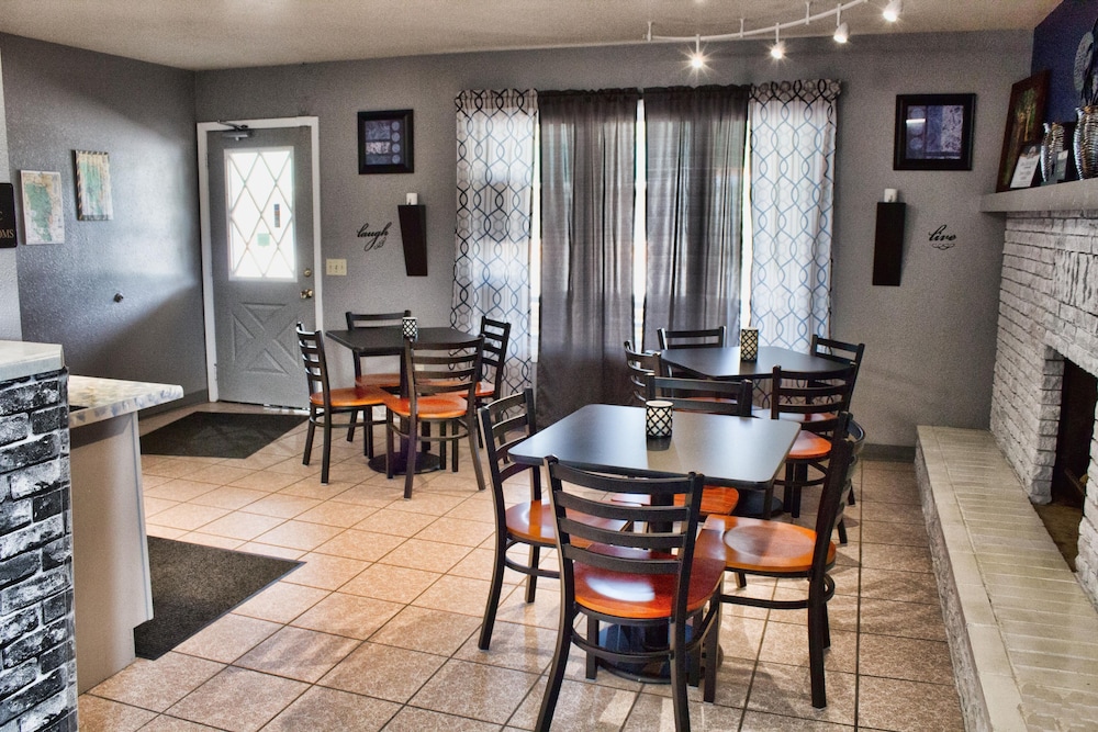 Deer Lodge Motel