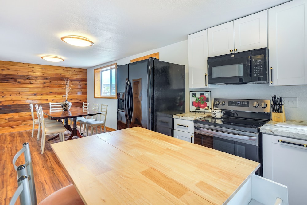 1 Mi to Shore: Lake Michigan Retreat w/ Game Room!