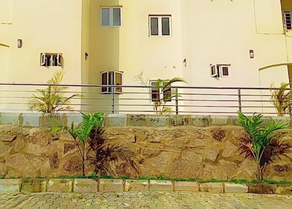 C33 Apartment And Suites