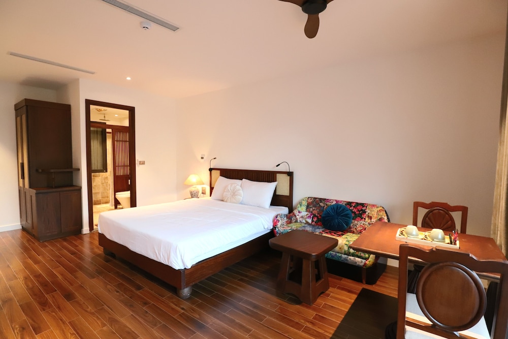 Maison Nha Truc Bach Lake