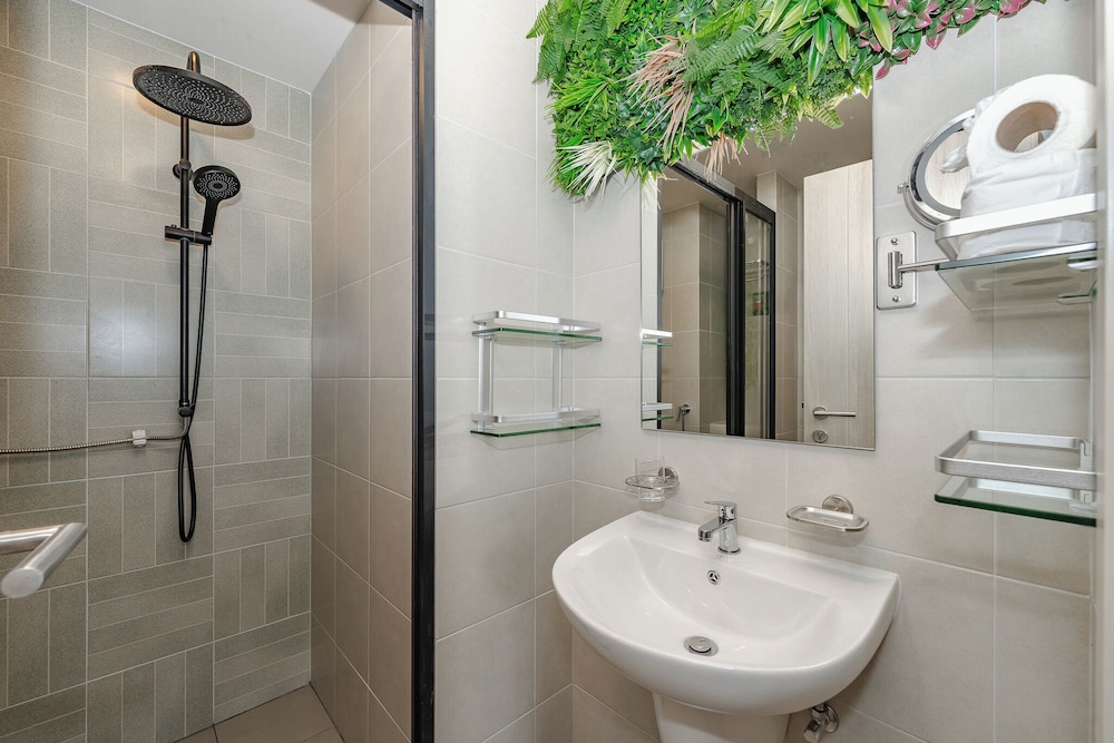 Stylish condo with Pool C175
