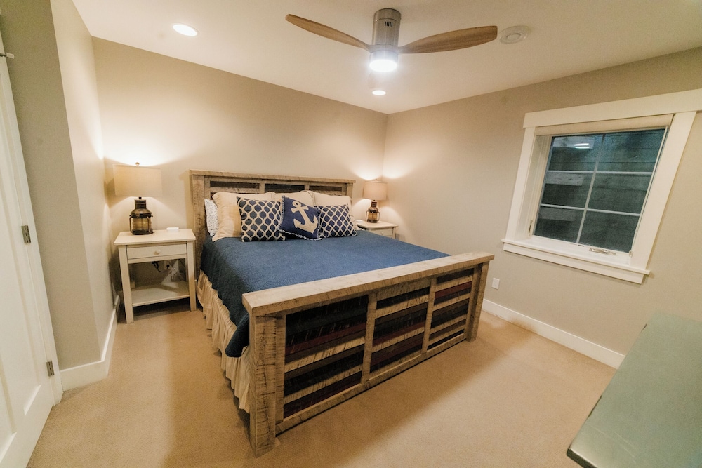 Quarterdeck Resort & Restaurant