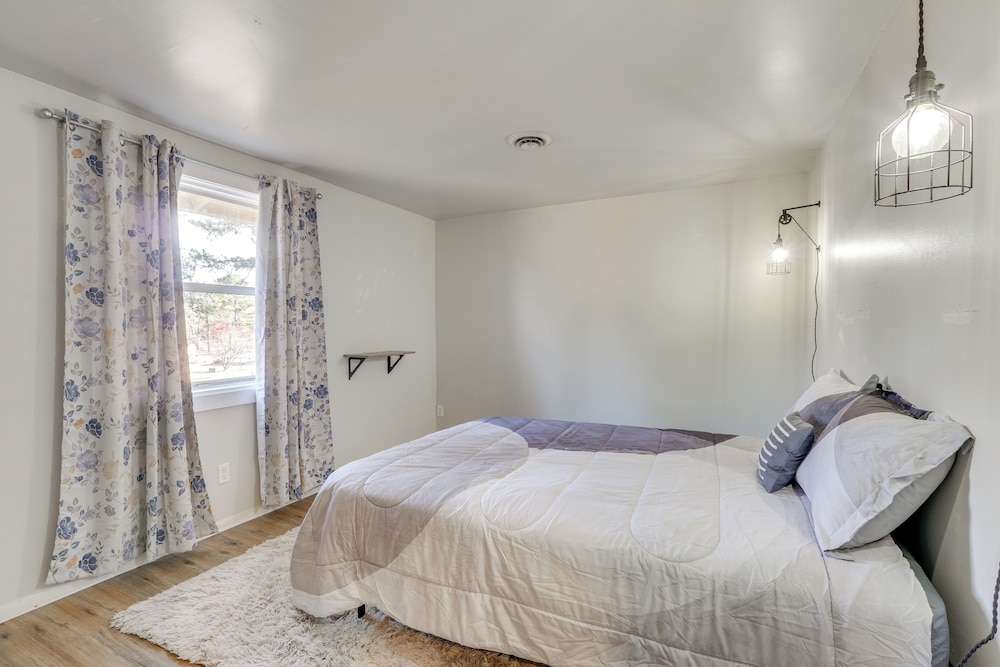 Chic Farmhouse, 3Mi to Lake-pet Friendly & Golfing