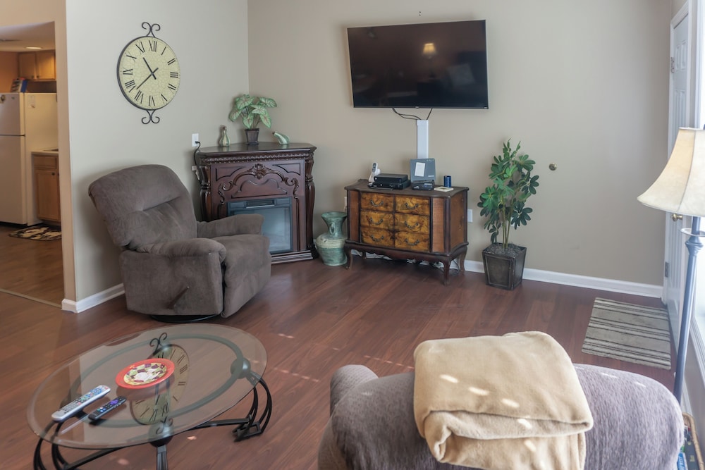 1 BR Home w/ Jetted Tub & Cozy Living Room