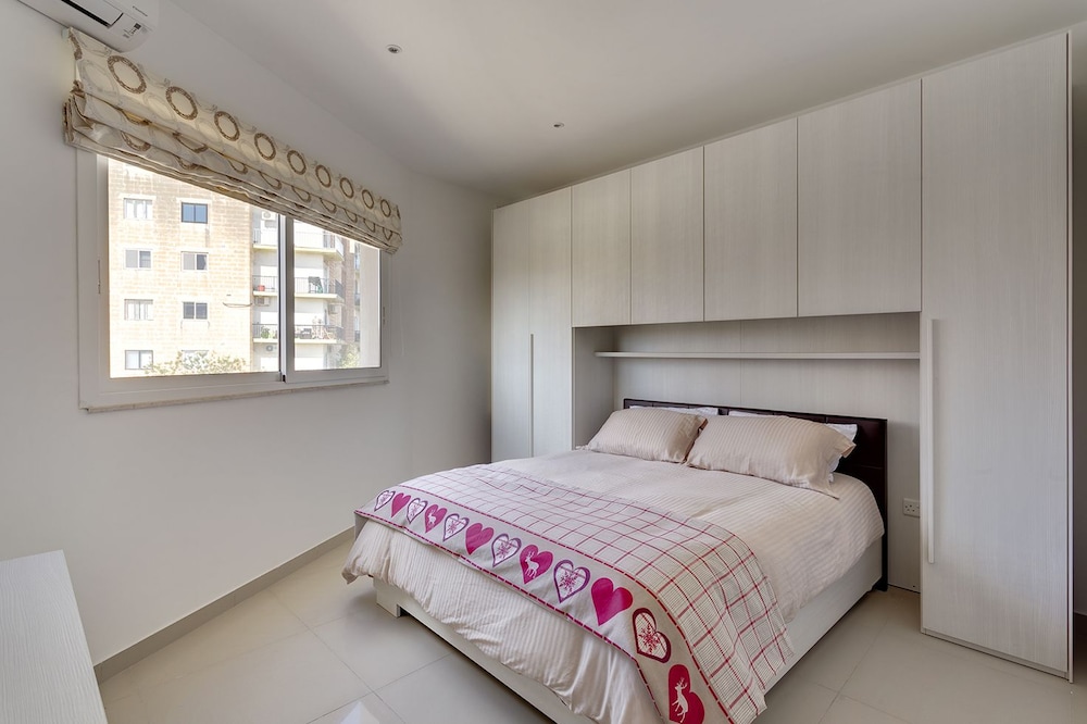 Luxury 2 Bedroom Penthouse in St Julians view 4