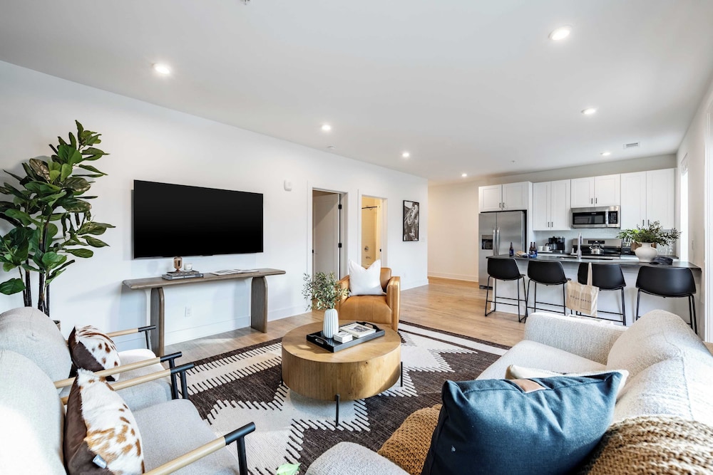 13 Modern Condos Near Downtown Nashville 26 Total Bedrooms, Sleeps 90 The Heights by Avantstay
