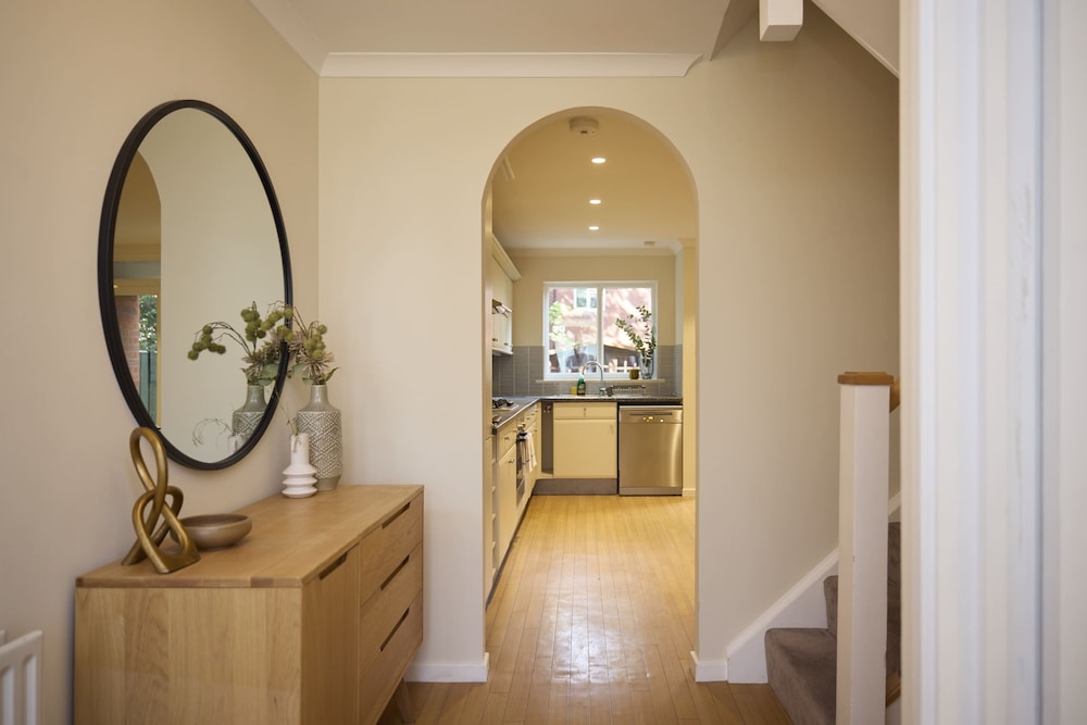 Chiswick Townhouse with Garden & Parking