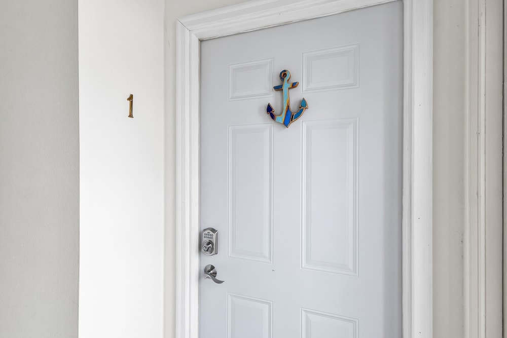 Harbor Hideaway - Walk To Beach, Dining & Downtown 2 Bedroom Condo
