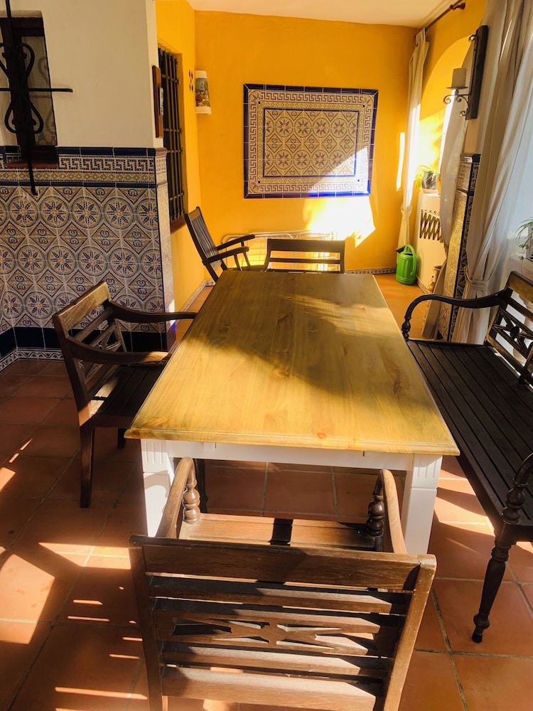 Comfortable Spacious Family House, Large Terrace and Garden, Beach and Bars