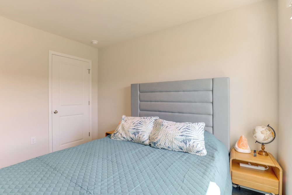 Modern Escape 2 Mi to Surfside Beach Fishing Pier