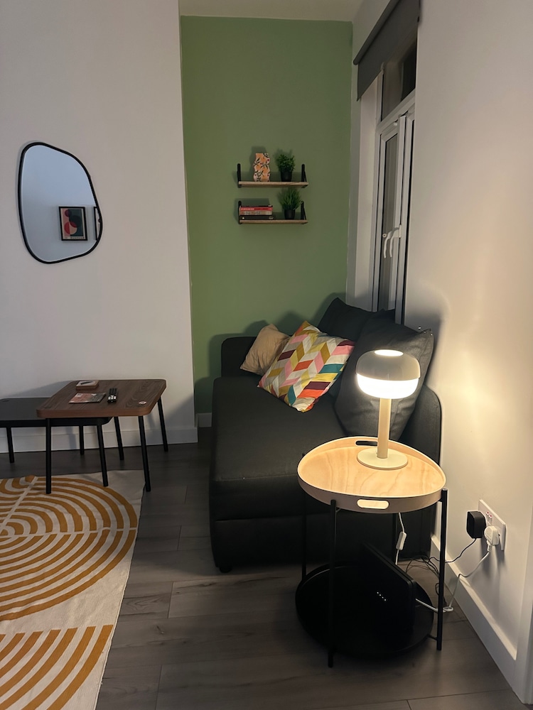 Green Lane 1-bed Apartment - Sleeps 4 & Pets Ok