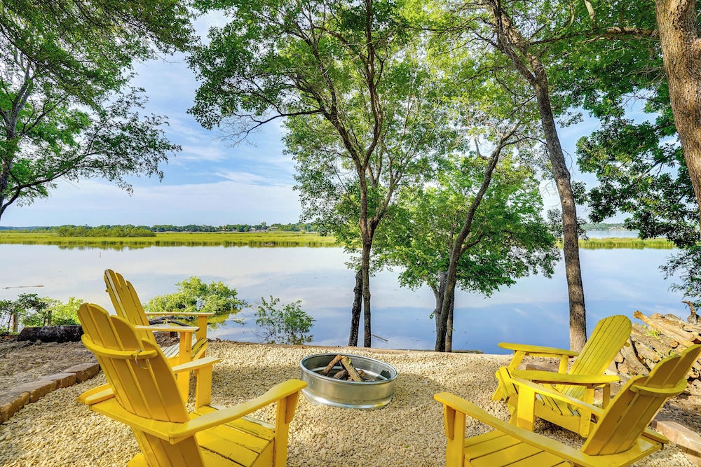 5 Mi to Historic Granbury Square: Lakefront Escape