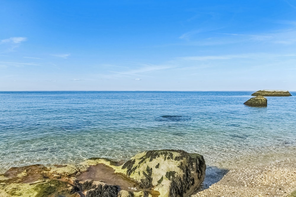 3BR Home Walk to Beach w/ Outdoor Shower & Grill