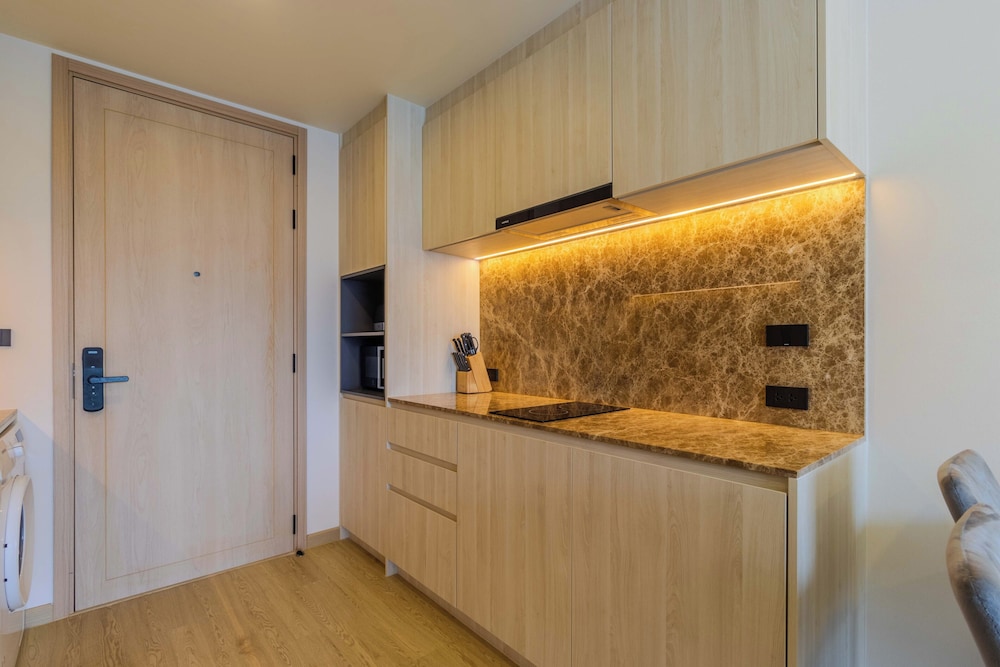 Prime Location 1BR Near Beach Club C240