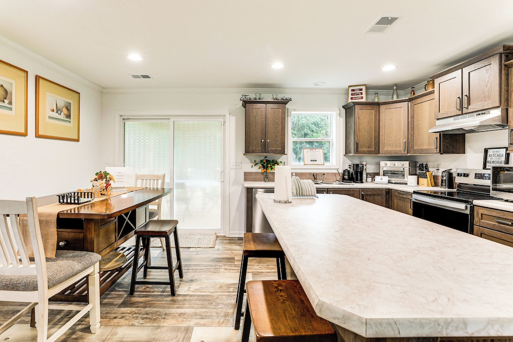 Dog Friendly, Screened Porch: St Stephen Retreat!
