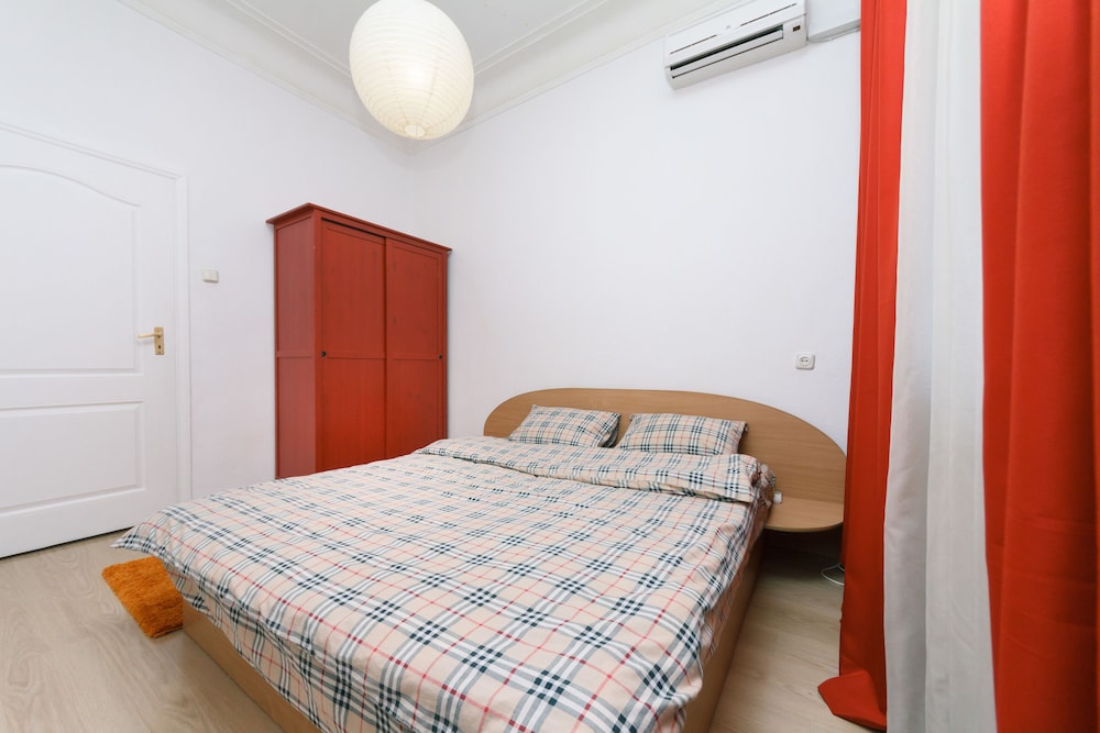 Rent Kiev Lva Tolshtoho Square