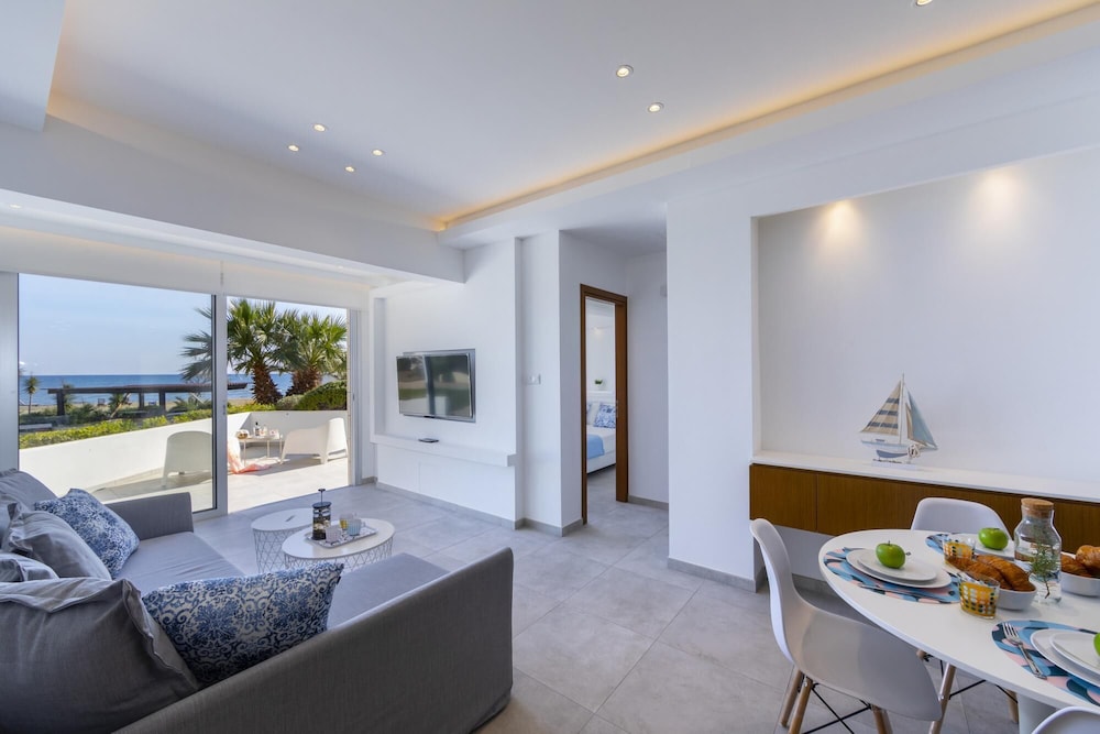 Mackenzie Castella Beachfront Suite