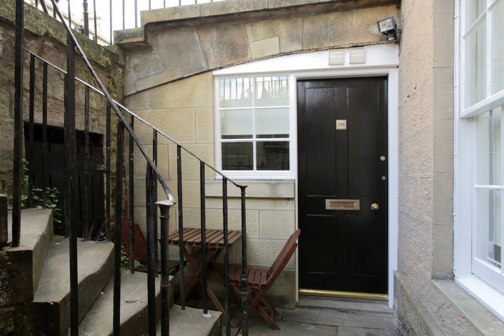 Central New Town Flat, Near Princes Street
