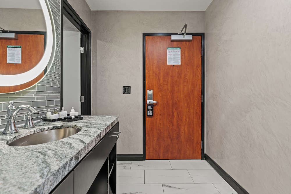 Ellis Island Hotel - Image 3