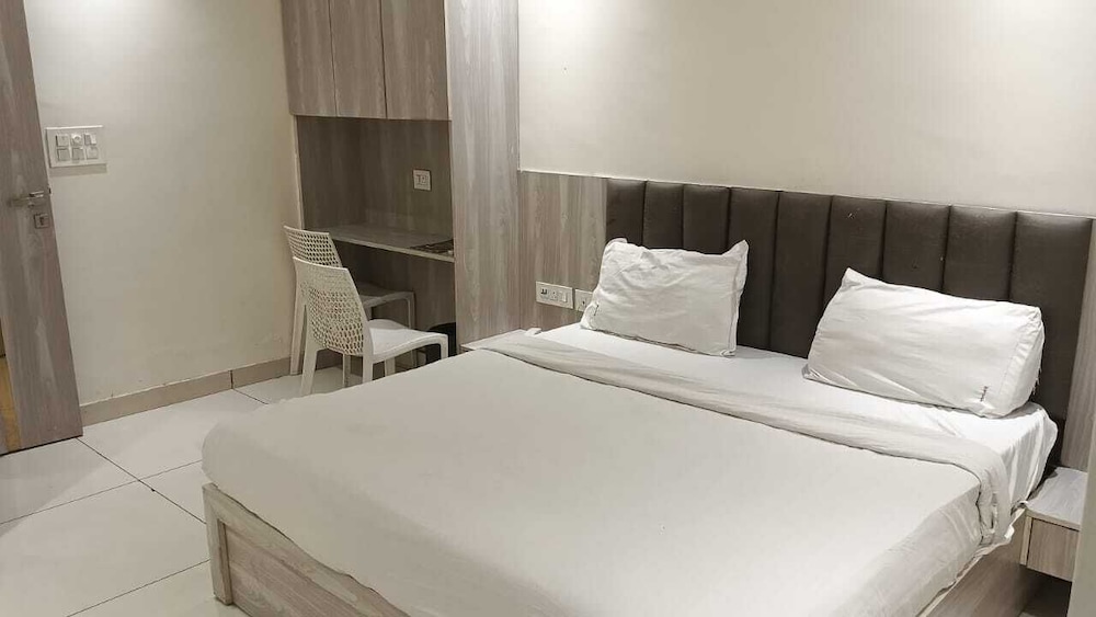 Hotel Red Chilly Adarsh Nagar