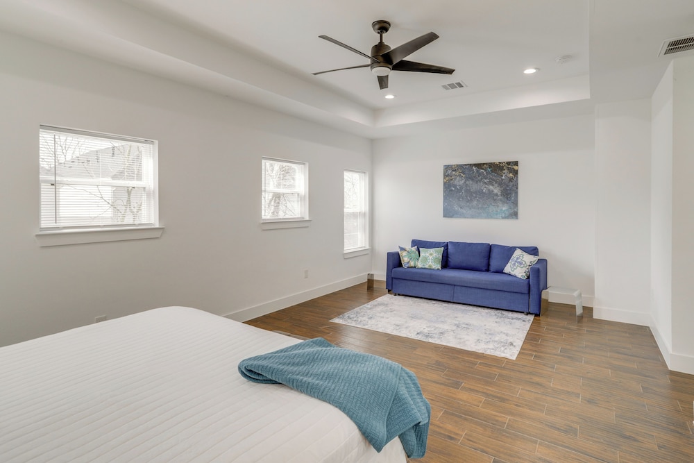 Sleek Home w/ Screened Patio & Yard in Houston!