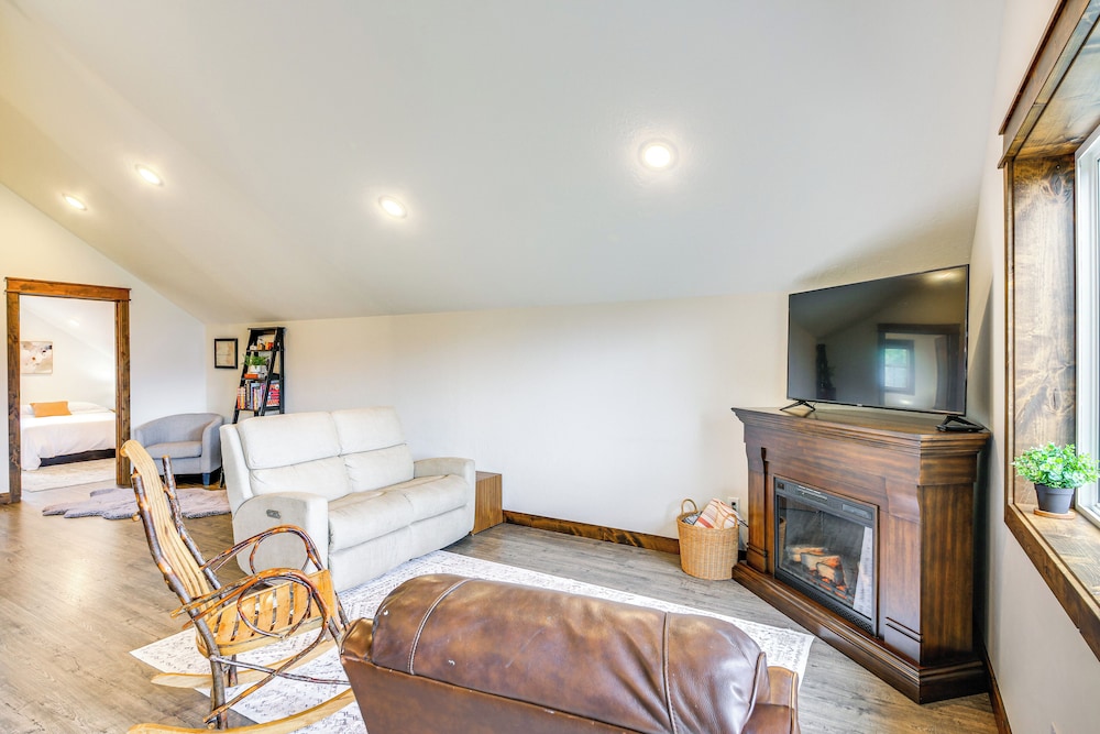 Mtn & River-view Gem w/ Balcony in Bonners Ferry