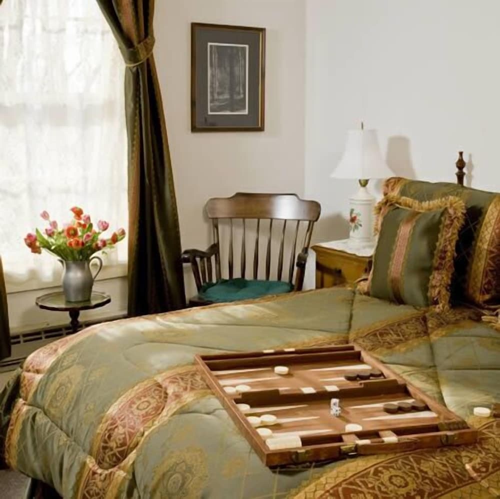 Crestmont Inn