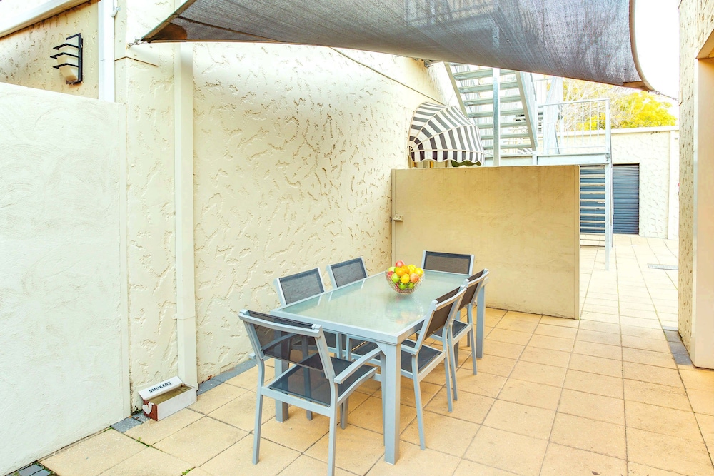 Globe Apartments