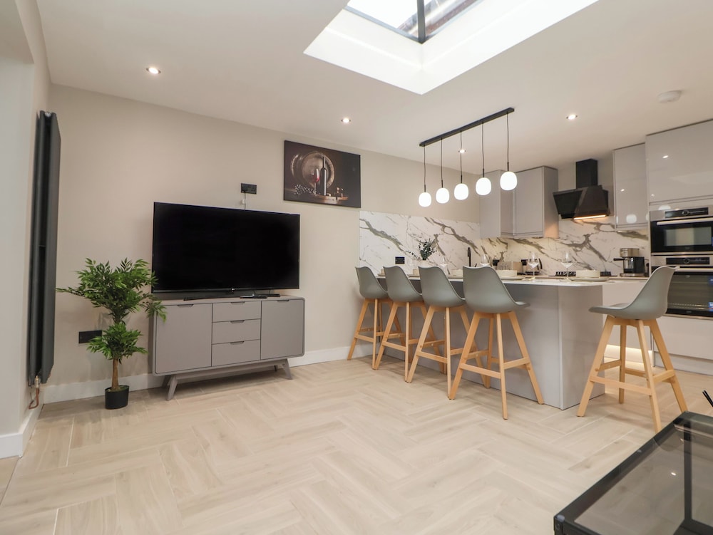 The Cloud House @ Upton by Chester