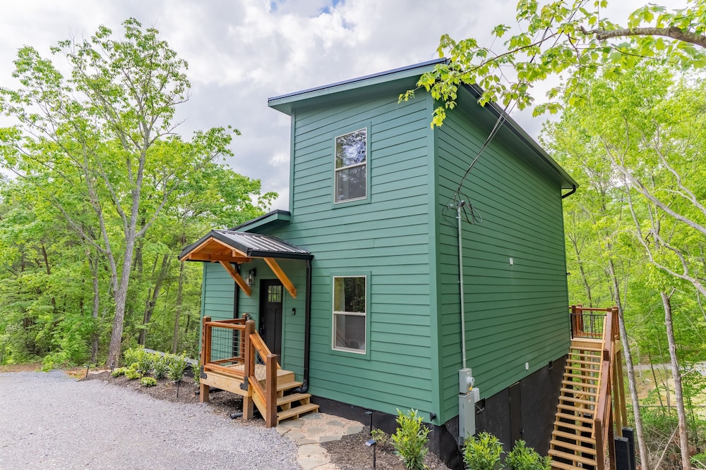 2 Brand New Cabins for Family Retreat