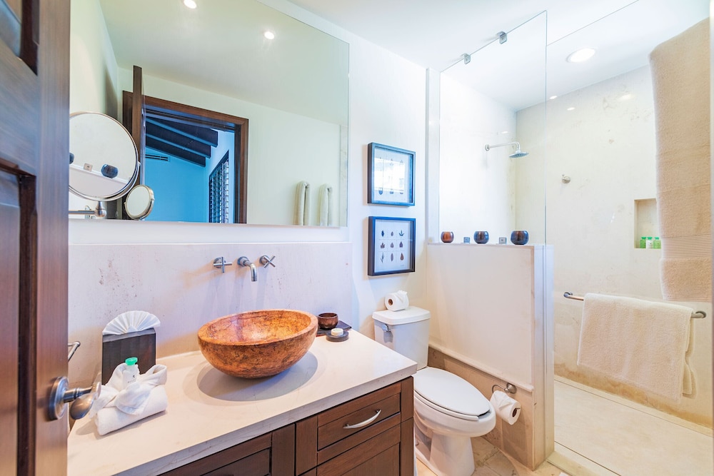 Gorgeous 4 Bedroom Condo - Property Image 11
