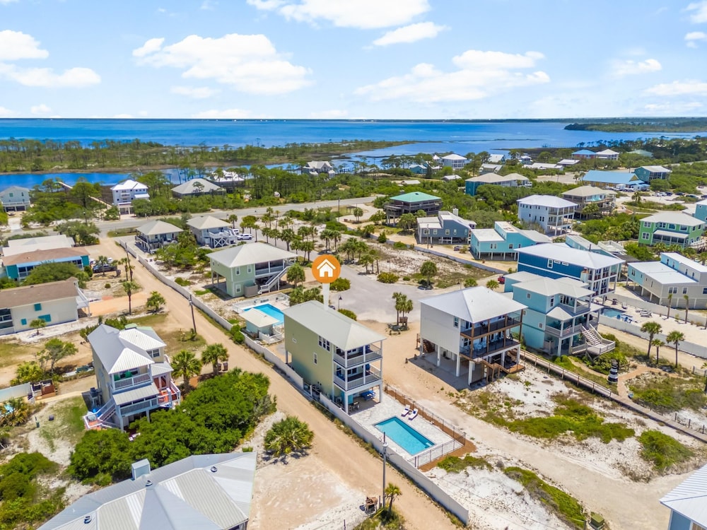 Pet Friendly Beach House - Beach Hop